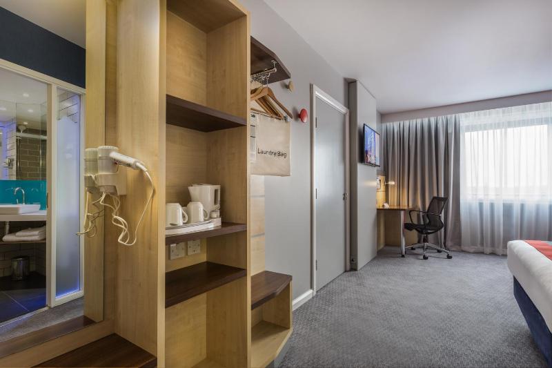 Standard Room with Free Hot Breakfast image 4