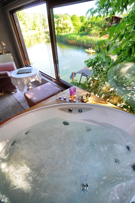 Deluxe Suite with Spa Bath image 1