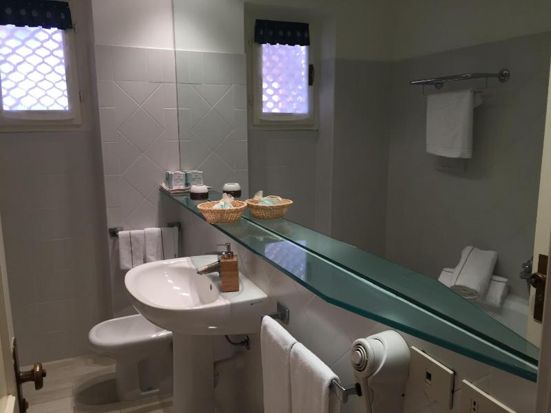 Standard Quadruple Room image 3