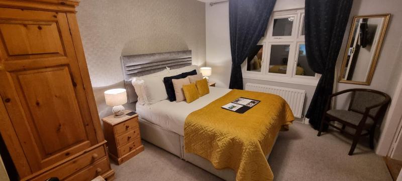 Small Double Room image 3