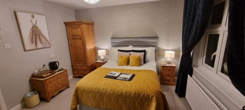 Small Double Room image 2