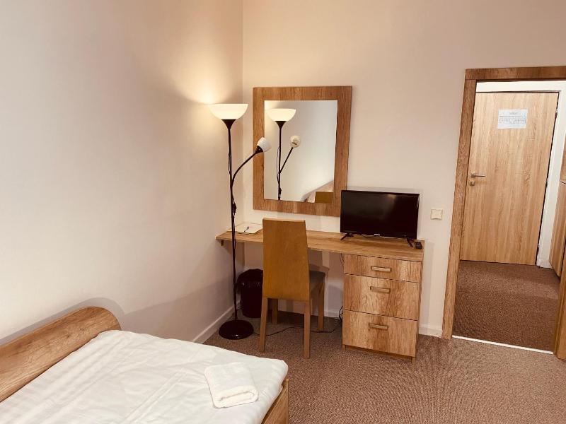 Twin Room image 2