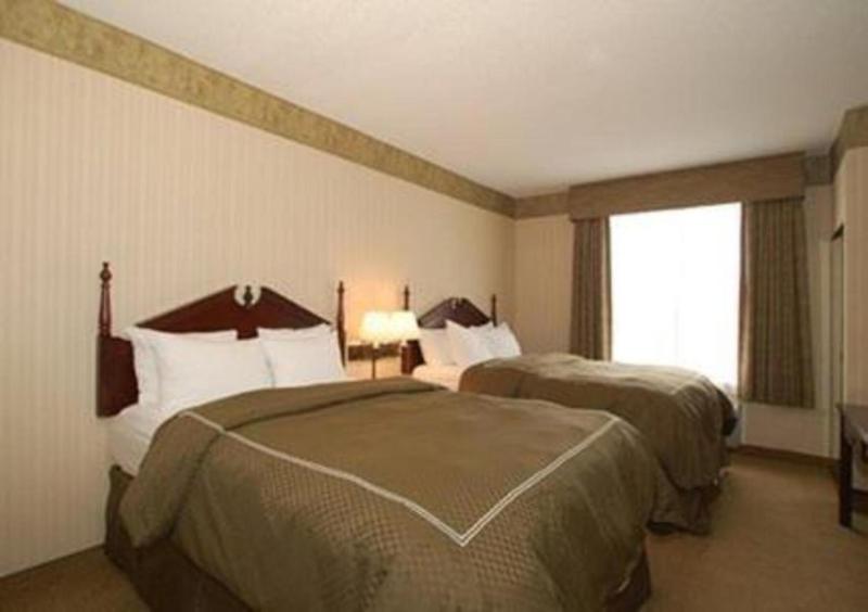 Queen Suite with Two Queen Beds - Non-Smoking image 2