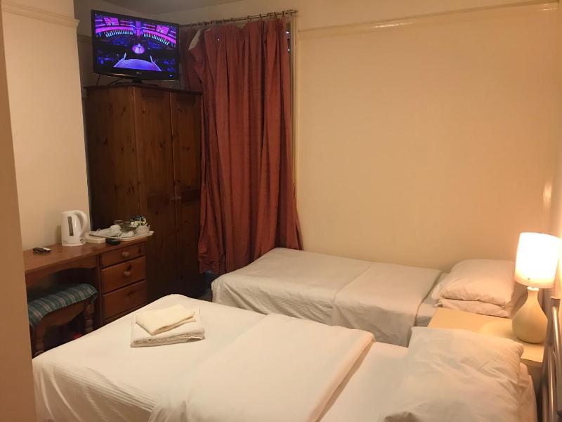 Twin Room with Shared Toilet image 4