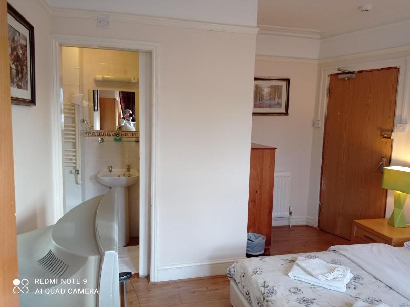 Double Room with Private Bathroom image 2