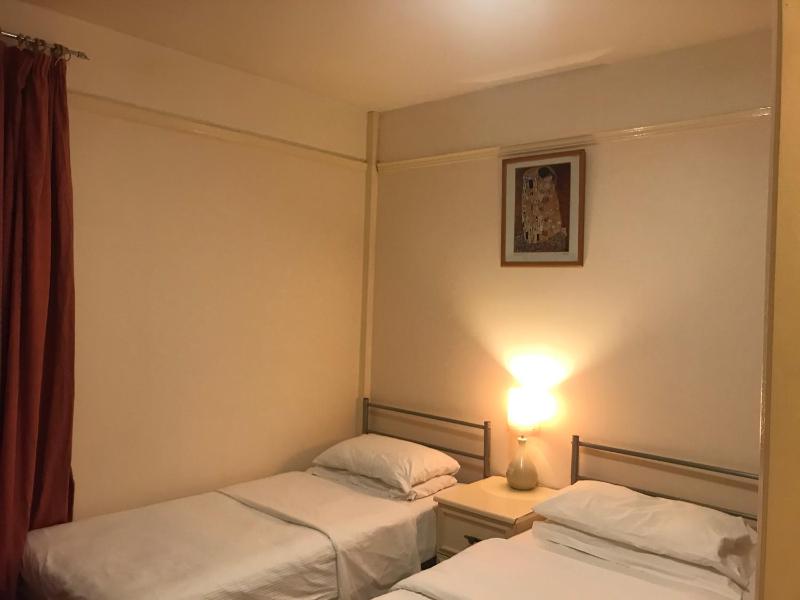 Twin Room with Private Bathroom image 3