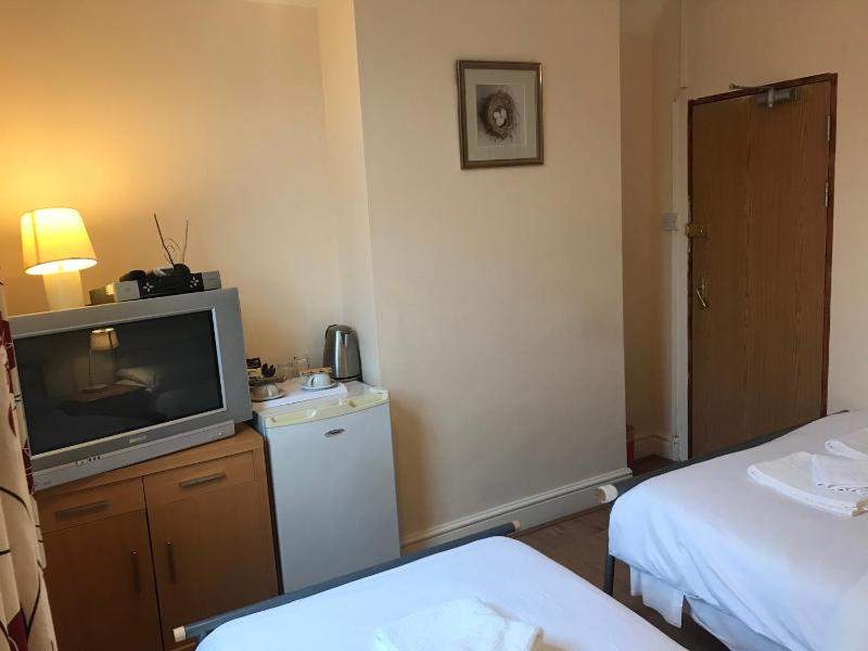 Twin Room with Private Bathroom image 2