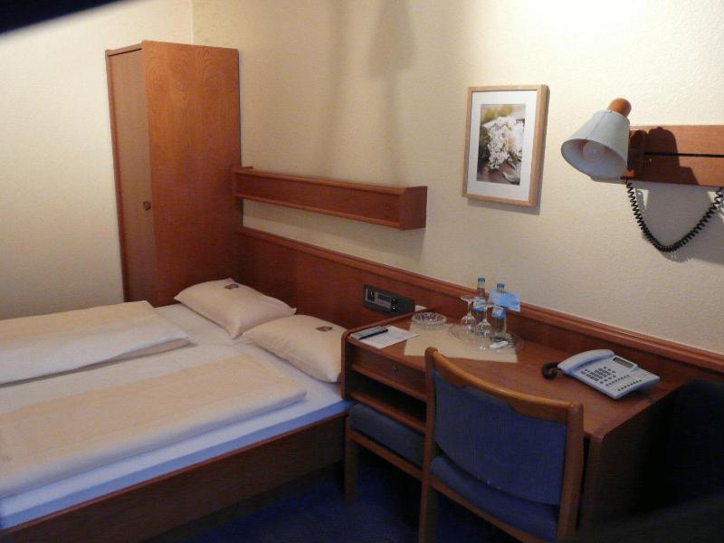 Standard Double Room image 3