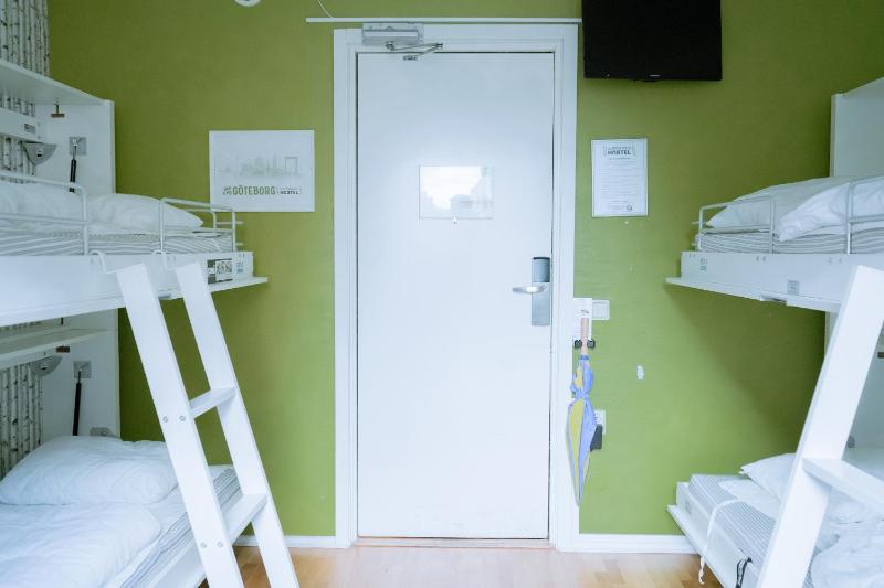 Standard Family Room with Shared Bathroom (6 Adults) image 4