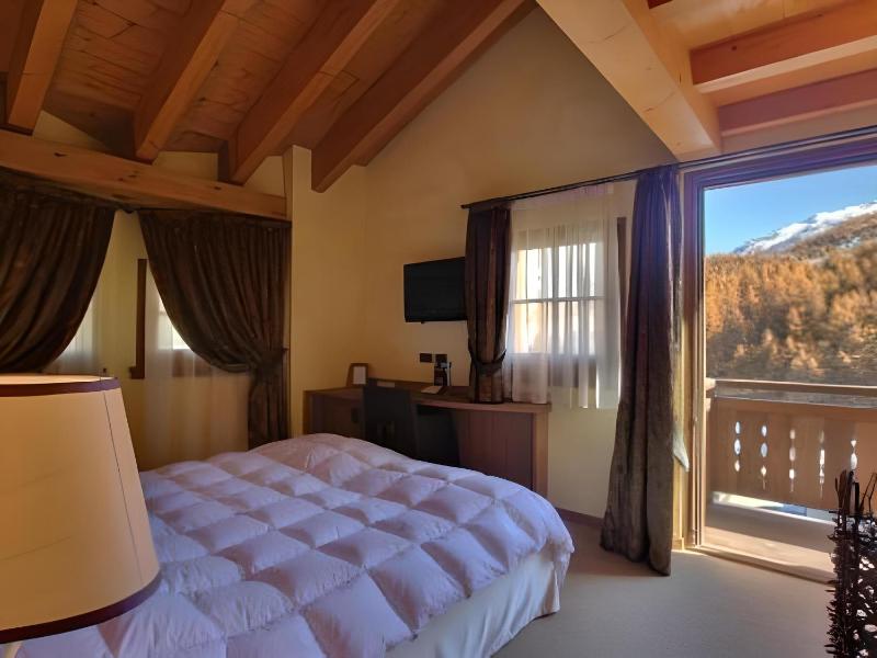 Double Room with Balcony image 3
