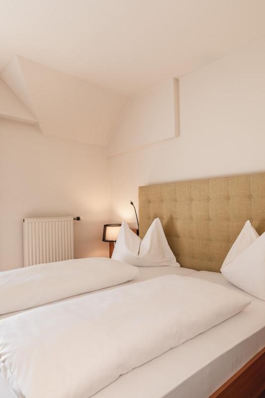Double Room with Balcony image 3