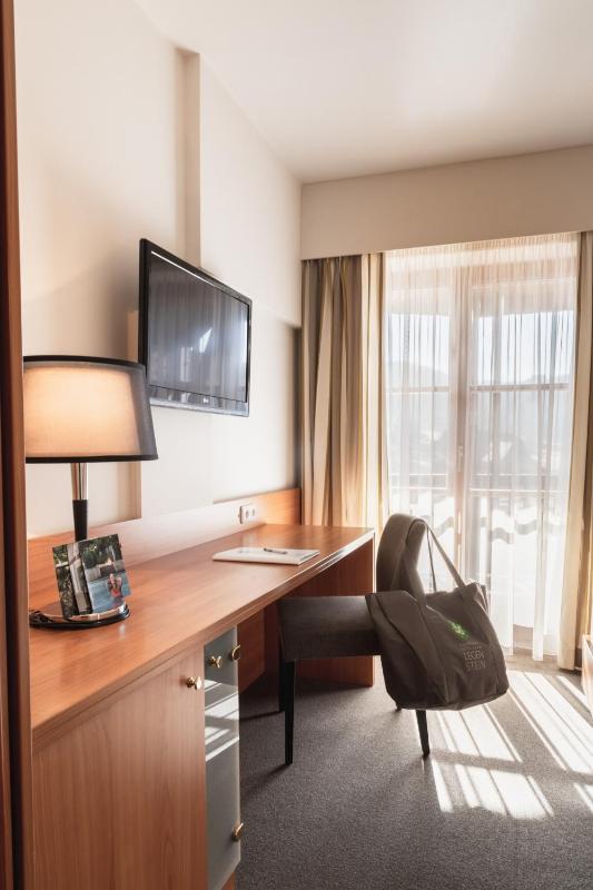 Double Room with Balcony image 4