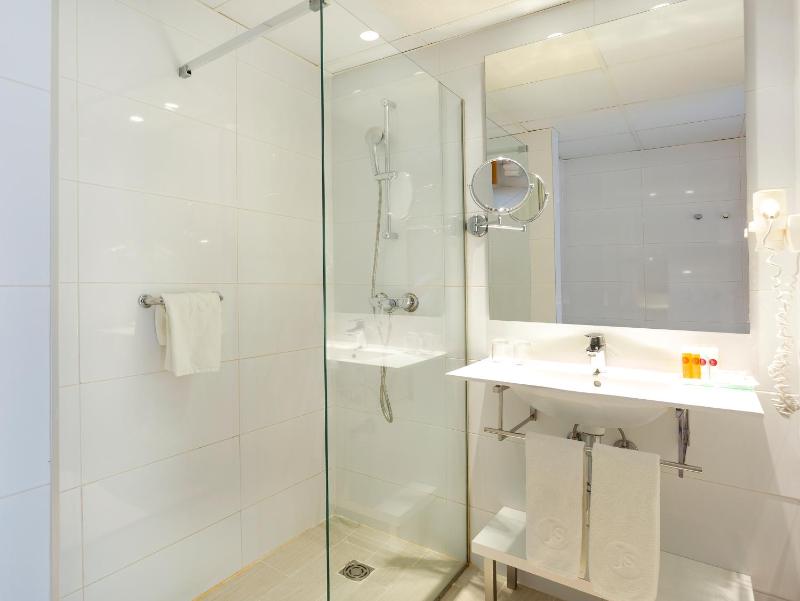 Double Room with Balcony image 4