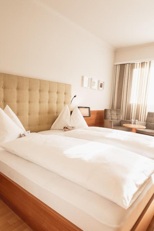 Superior Double Room with Balcony image 4