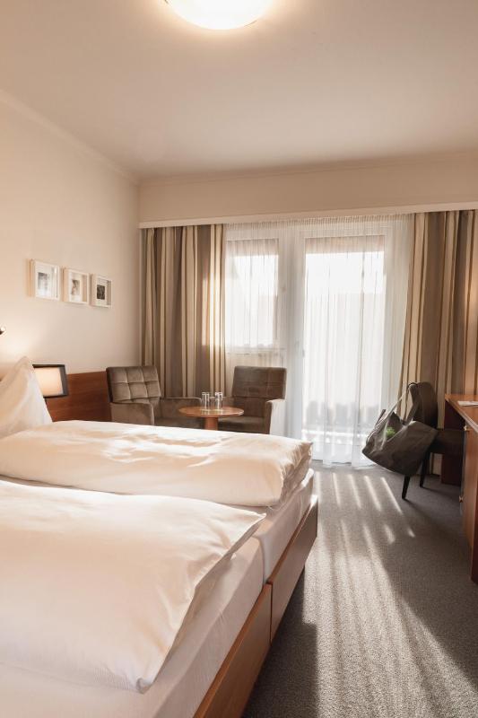 Superior Double Room with Balcony image 3