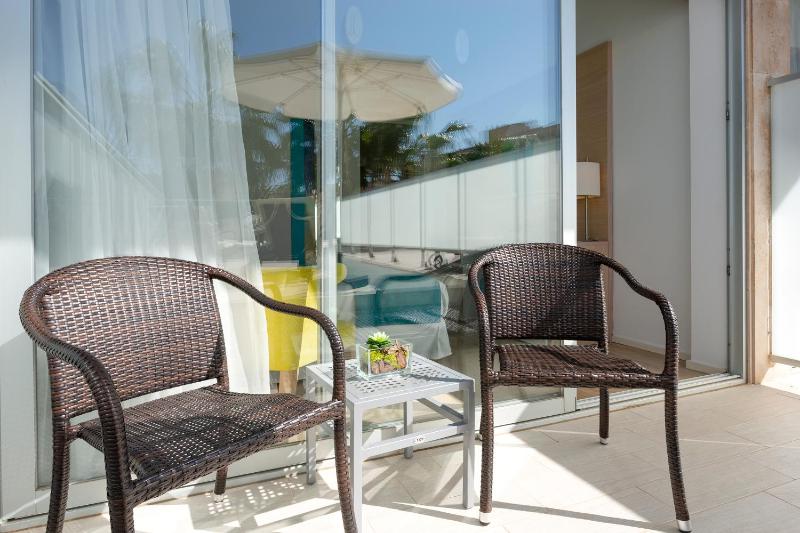 Single Room with Balcony image 4