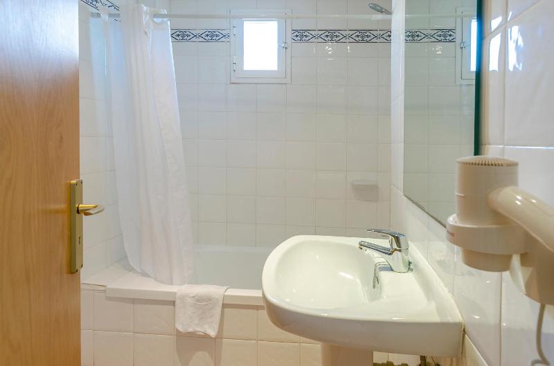 Budget Double Room image 2