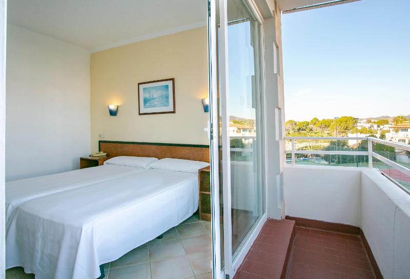 Double Room with Balcony image 4