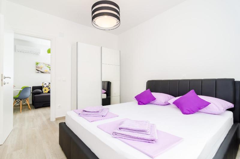 Deluxe One-Bedroom Apartment with City View image 1