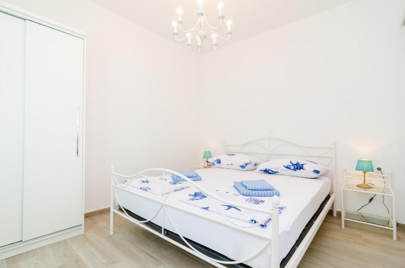 Superior One-Bedroom Apartment with City View image 1