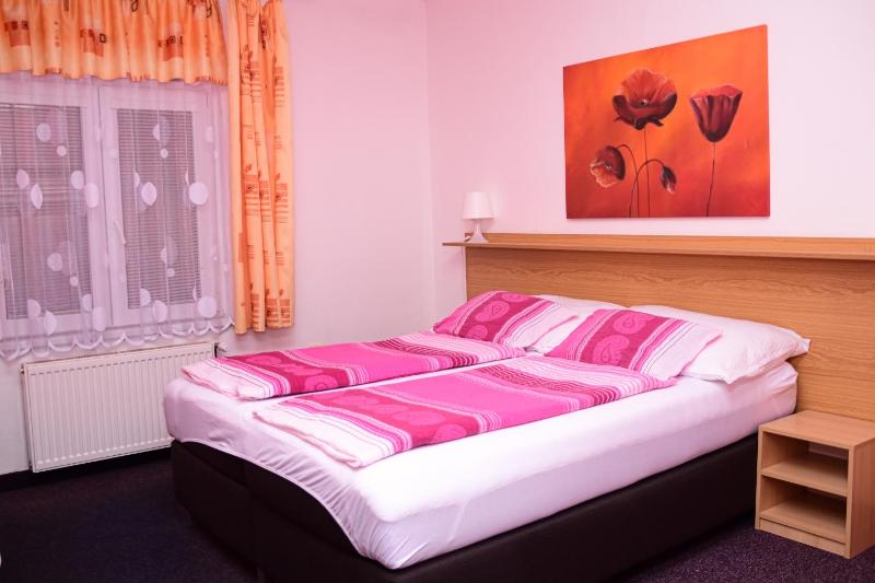 Triple Room without balcony image 3
