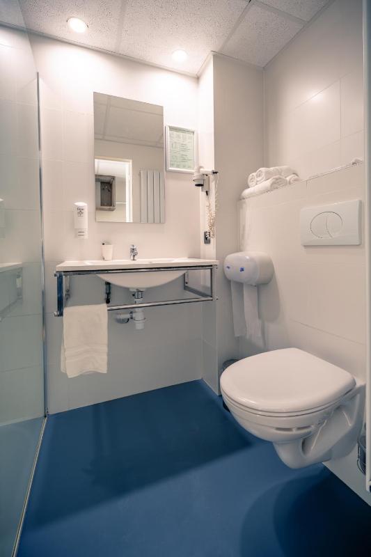 Standard Twin Room image 4