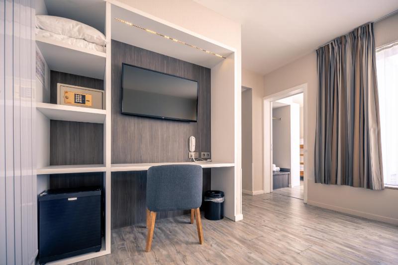 Superior Quadruple Room image 3