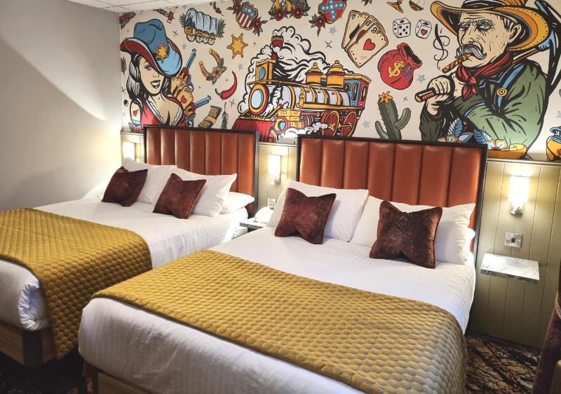Superior Twin Room image 3