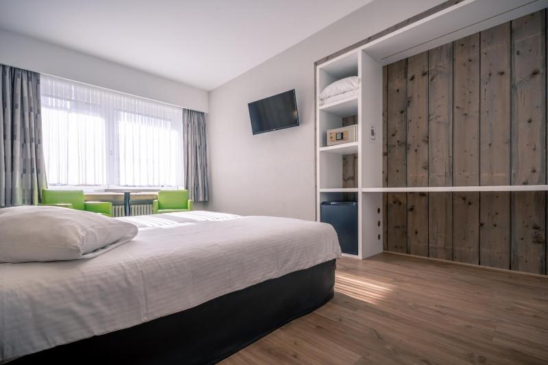 Standard Twin Room image 3