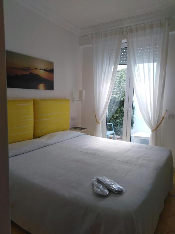 Standard double room with internal view image 2