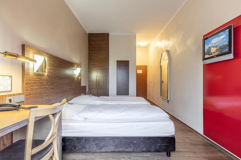Double or Twin Room image 4