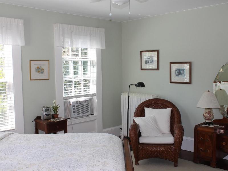 Standard Queen Room image 3