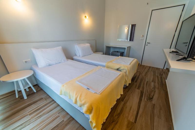 Standard Twin Room image 2