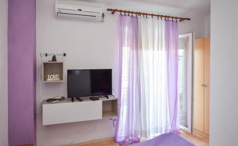 One-Bedroom Apartment image 4