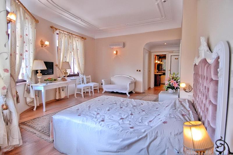 Suite with Balcony image 3