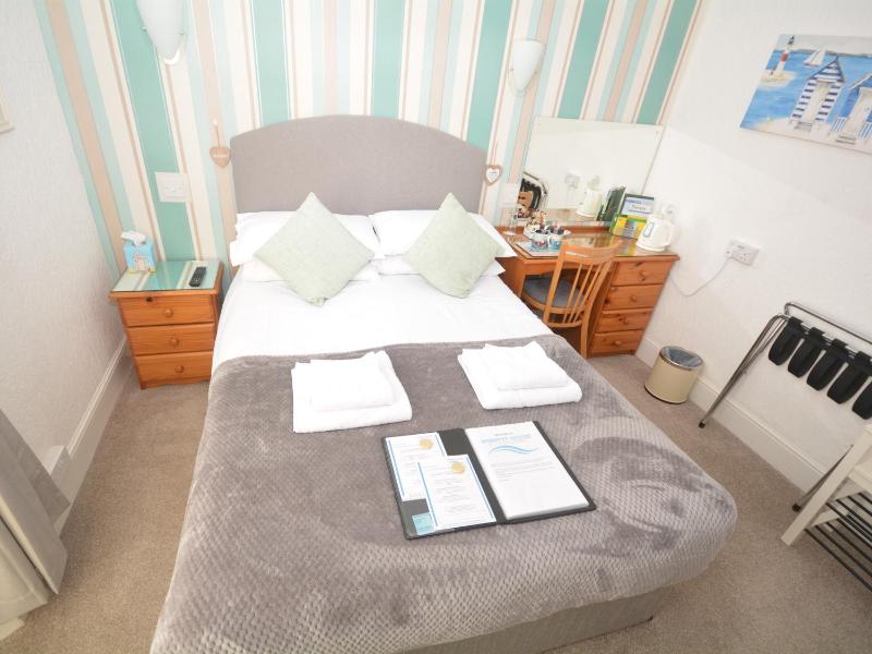 Double Room with Private Bathroom image 2