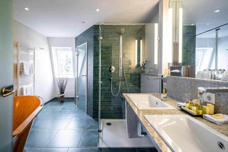 Studio with Spa Bath image 4