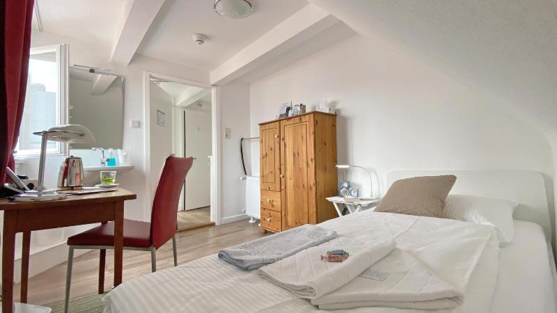 Single Room with Shared Bathroom image 3