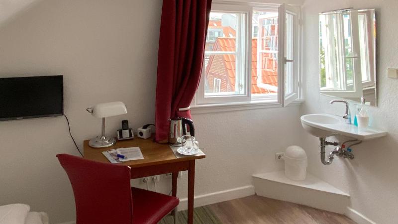 Single Room with Shared Bathroom image 4