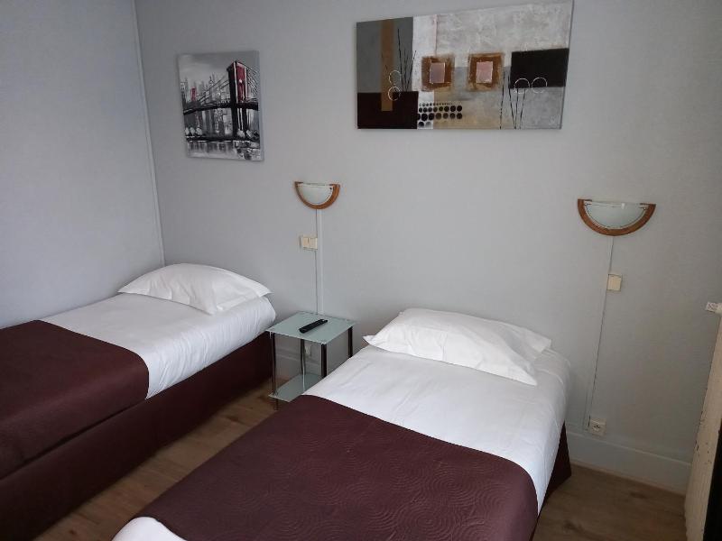 Twin Room image 4
