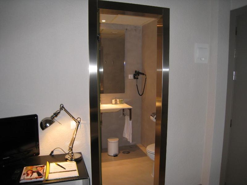 Economy Double Room image 4