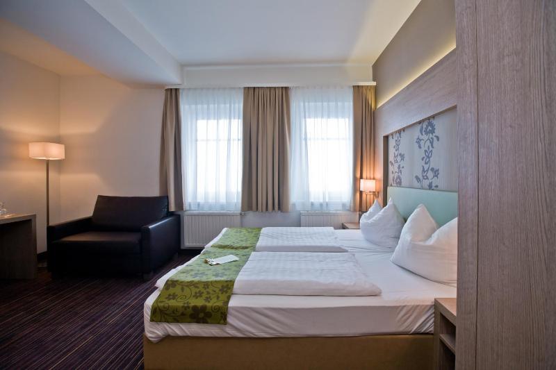 Double Room Rathaus possibility of extra sofa bed image 3