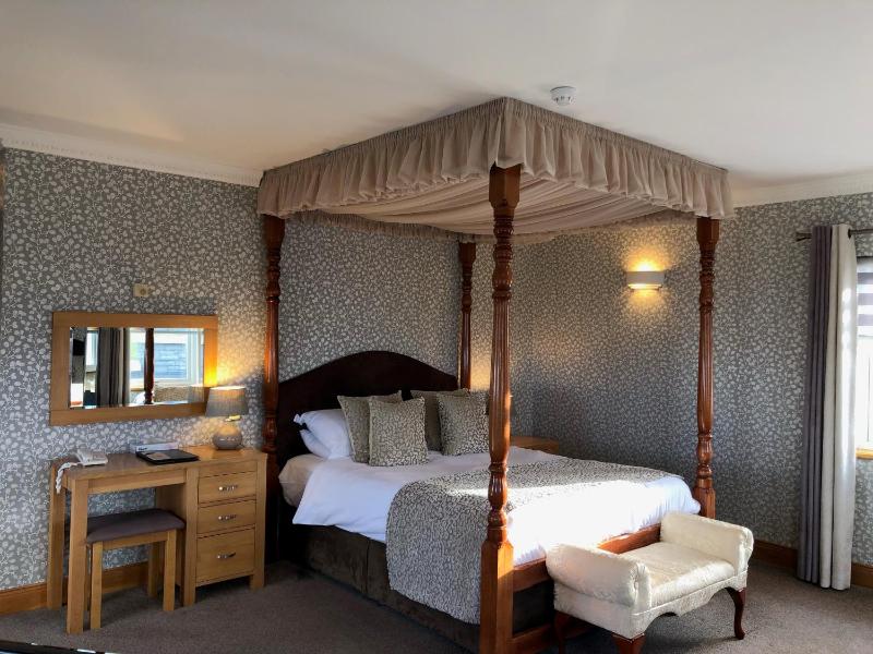 Executive Suite with Four Poster Bed image 3