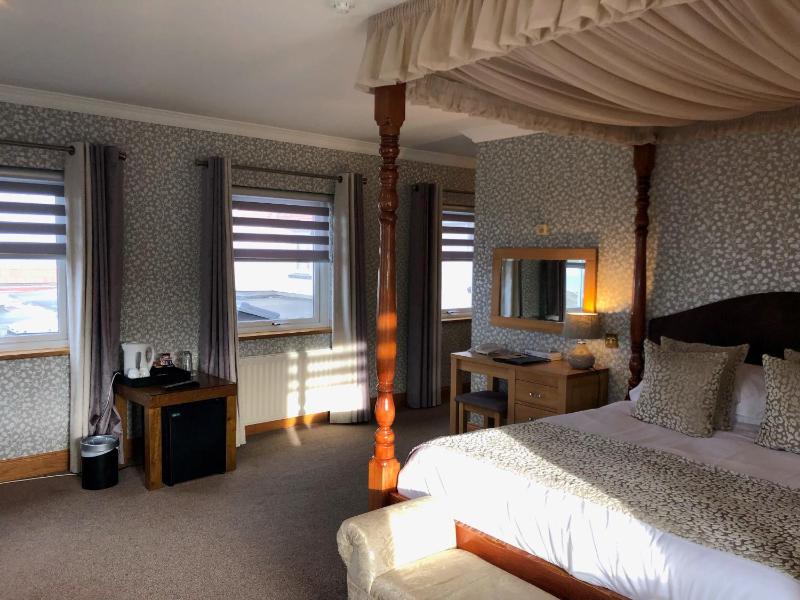 Executive Suite with Four Poster Bed image 4