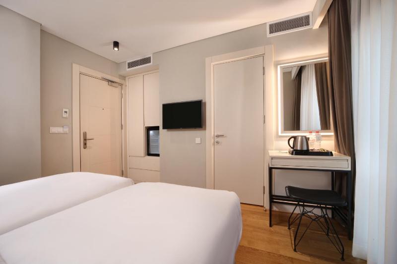 Superior Twin Room image 4