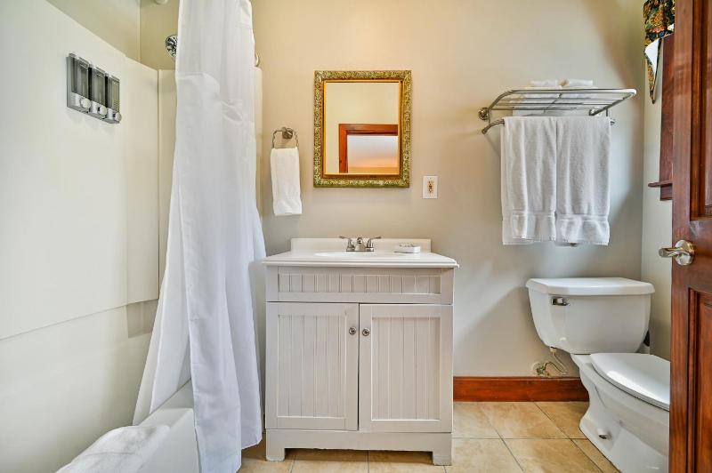 Standard King Room image 4