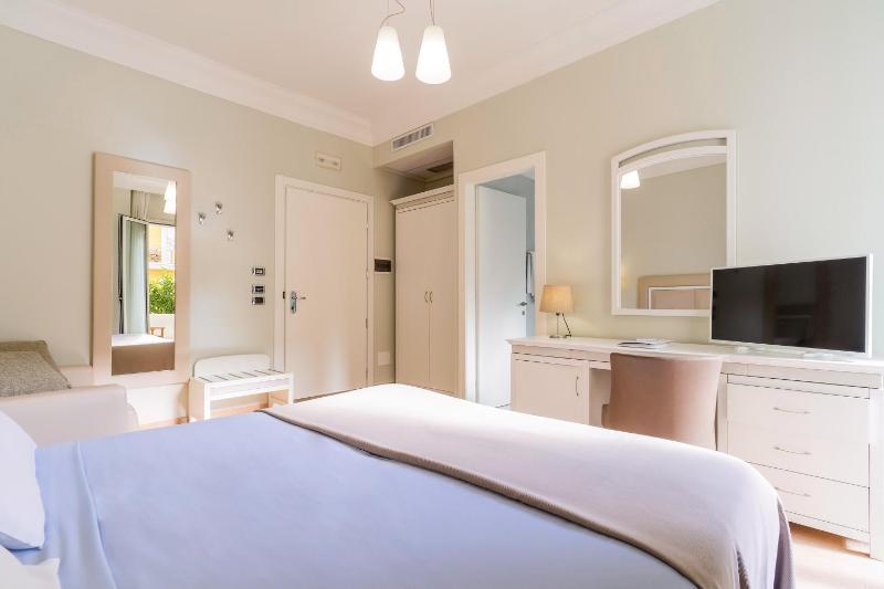 Standard Double or Twin Room image 3