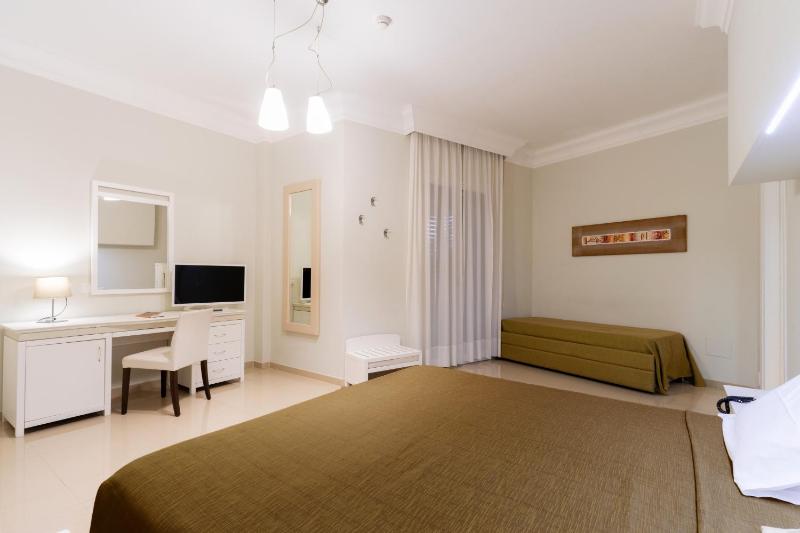 Quadruple Room image 4