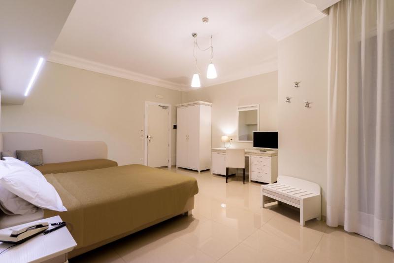 Quadruple Room image 3