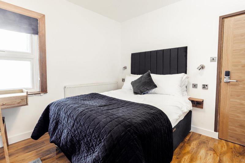 Compact Double Room image 3